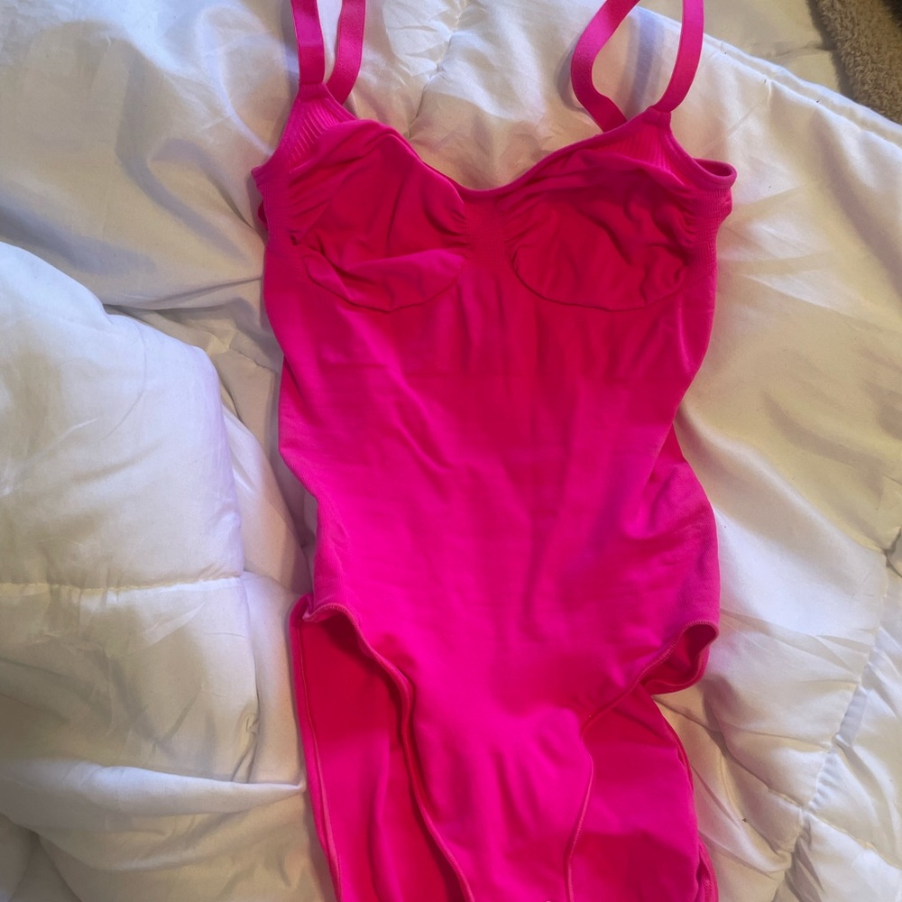 SKIMS BODYSUIT PINK